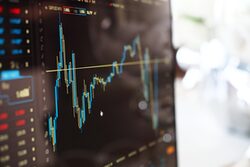 Ein digitales Analyseprogramm zeigt eine Linie für einen steigenden und fallenden Kurs.
