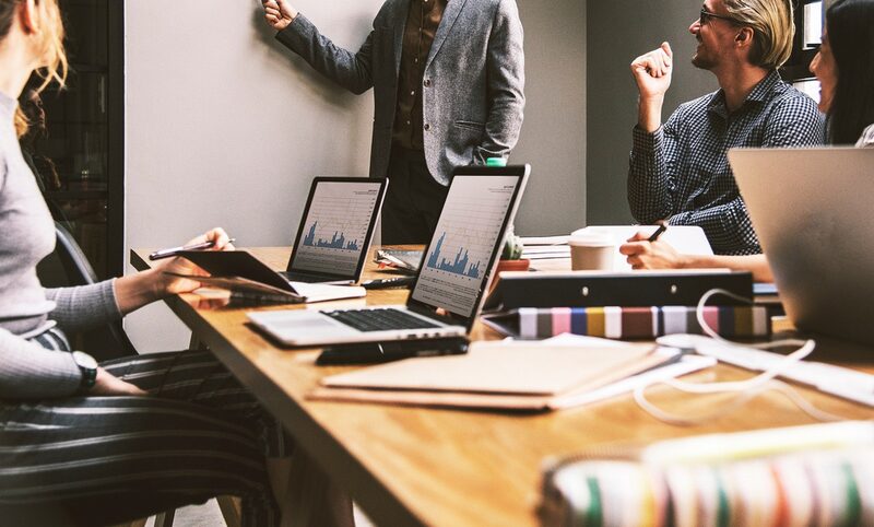 Junge Unternehmer im kreativen Meeting