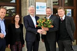 Mitglieder von NRW.Energy4Climate, der Bergischen IHK und der BSW vor dem neuen Eingangschild zum Regionalbüro.