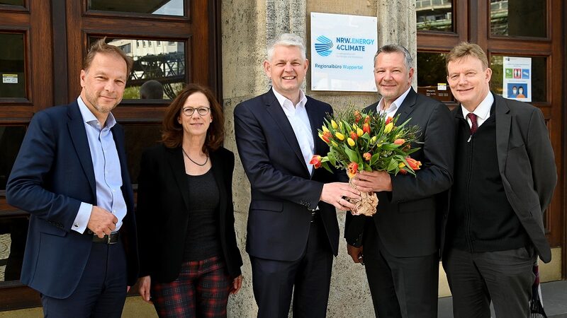 Mitglieder von NRW.Energy4Climate, der Bergischen IHK und der BSW vor dem neuen Eingangschild zum Regionalbüro.