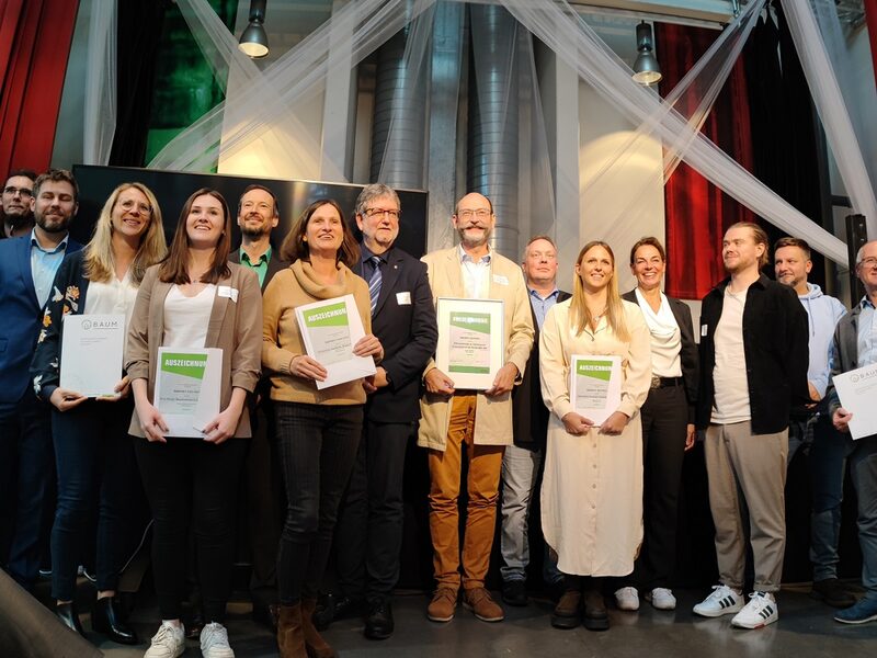 Gruppenfoto mit den ausgezeichneten Wuppertaler Unternehmen.