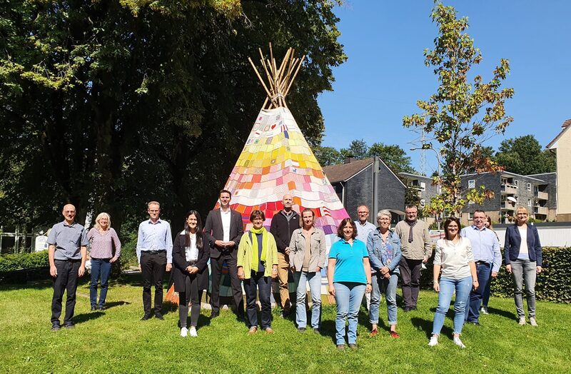 Die Teilnehmer*Innen des Projektes Ökoprofit stehen draußen vor einem Tipi.