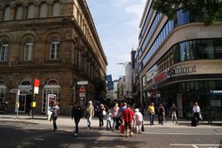 Passanten in der Elberfelder City vor dem Von-der-Heydt-Museum.