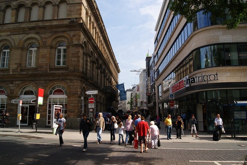 Passanten in der Elberfelder City.