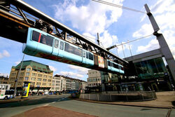 Die Schwebebahn fährt über der Kreuzung Alter Markt entlang.