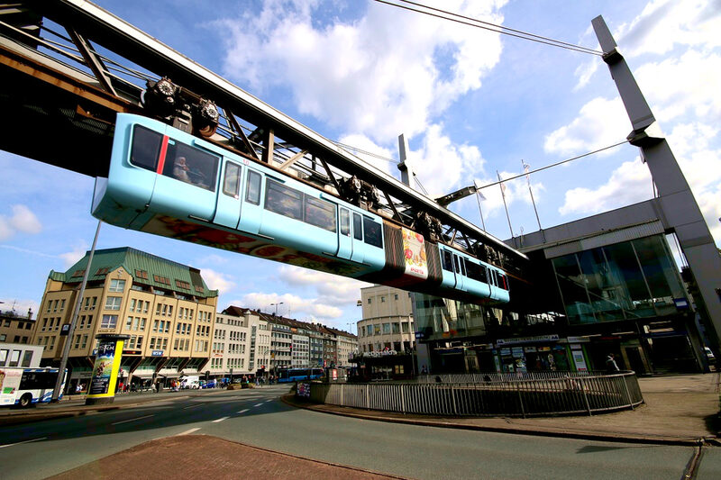 Die Schwebebahn fährt über der Kreuzung Alter Markt entlang