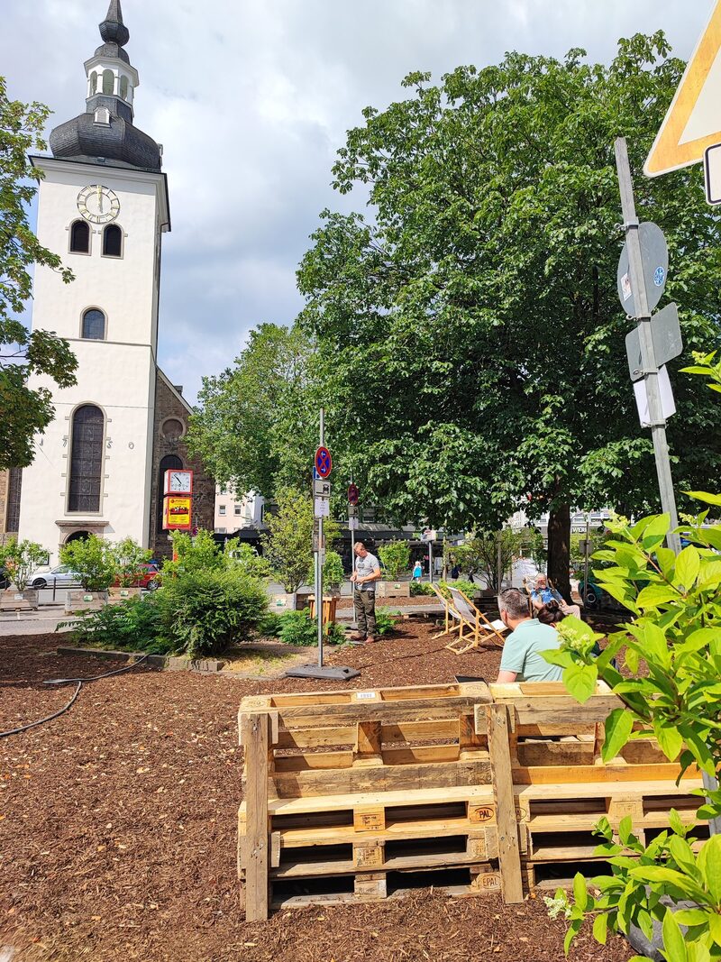 Sitzmöbel aus Paletten stehen auf dem Platz am Kolk.