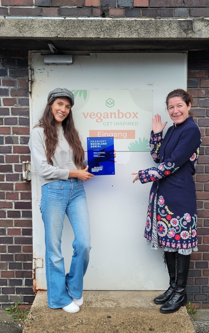 Katharina Geib von der Vegan Box und Kirsten Jahn von der Metropolregion Rheinland bei der Preisverleihung