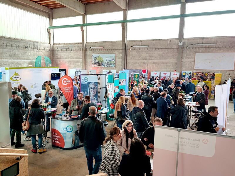 Viele Besucher an den Messeständen in der Alten Glaserei