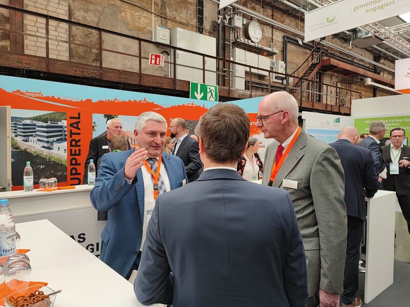 Gespräche am Messestand