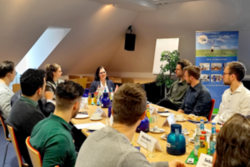 Jungunternehmer sitzen beim gemeinsamen Frühstück.