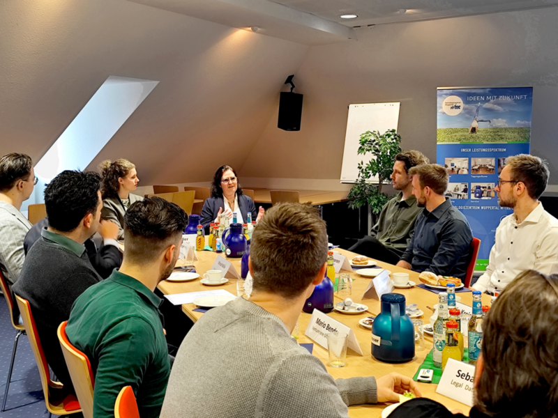Jungunternehmer sitzen beim gemeinsamen Frühstück.