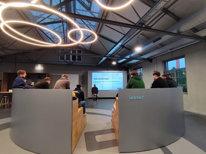 Schüler im Schulungszentrum von Gebrüder Becker