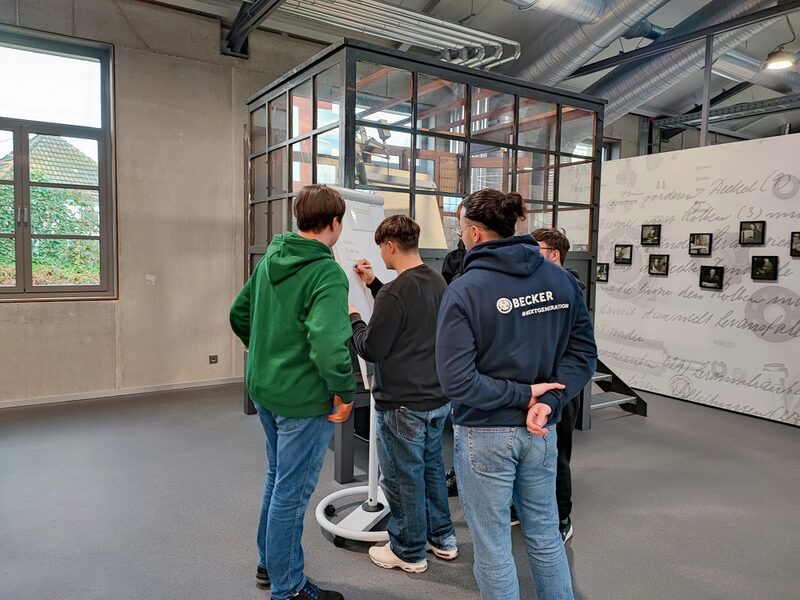 Schüler beschreiben ein White Board
