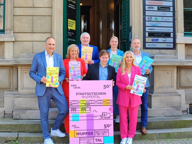 Die Projektpartner präsentieren den neuen Stadtgutschein
