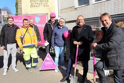 OB Schneidewind mit Vertretern der Telekom an der Baustelle in Barmen