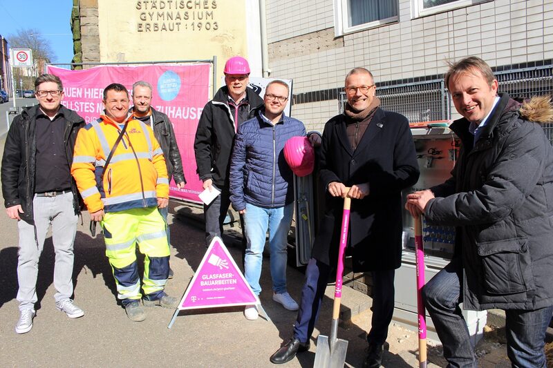 OB Schneidewind besucht die Baustelle der Telekom in Barmen.