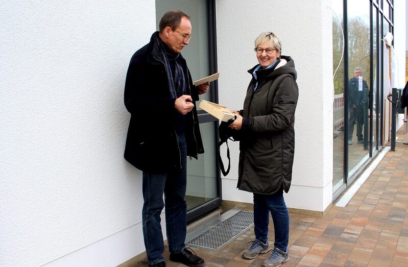 Alexander Buckardt von der Wirtschaftförderung mit Cornelia Wekamp vom Troxler-Haus.