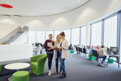 Studentinnen an der bergischen Uni Wuppertal