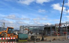 Eine Halle wird gebaut.