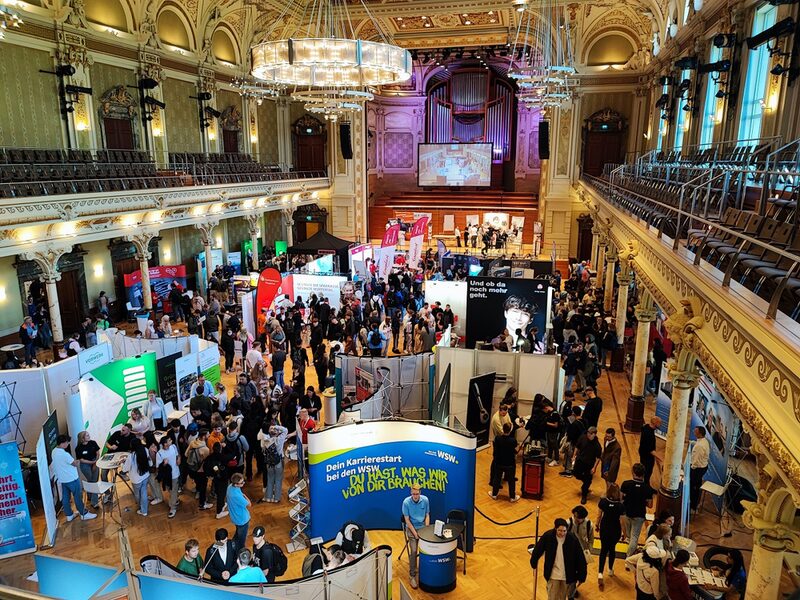 Blick von oben über die Messestände und Besucher auf der Ausbildungsbörse in der Stadthalle.
