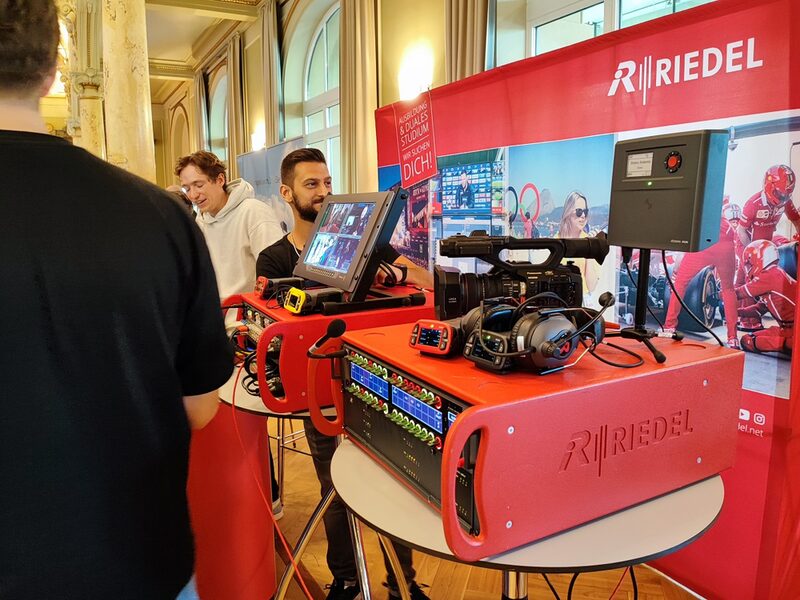 Das Unternehmen Riedel Communication zeigt einige seiner Kommunikationstechniken..
