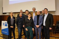 Gruppenfoto mit Organisatoren und Referenten