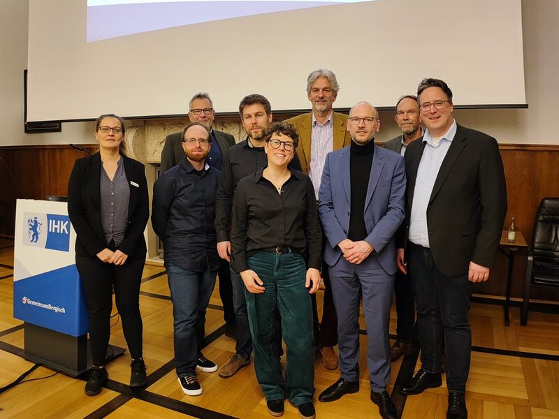 Gruppenfoto mit Organisatoren und Referenten