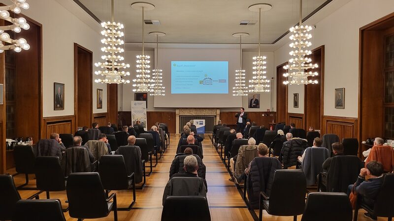Zuhörer im Plenarsaal der Bergischen IHK