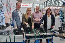 Testeten Geräte für Verpackungslösungen: Martin Bang (WMG), Dr. Sandra Zeh (Wirtschaftsdezernentin Stadt Wuppertal), Daniel Knoche (FROMM Verpackungssysteme) und Eva Platz (ab Juni Wirtschaftsförderung Wuppertal).