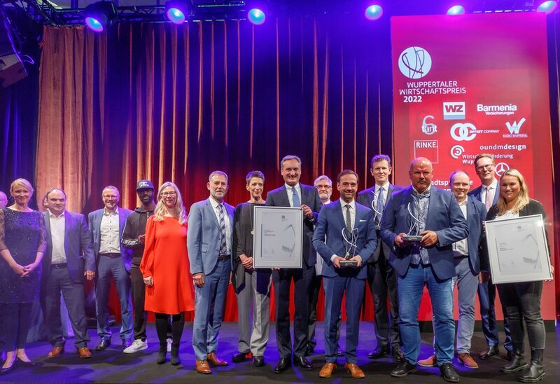 Gruppenbild mit den Gewinnern des Wirtschaftspreises 2022