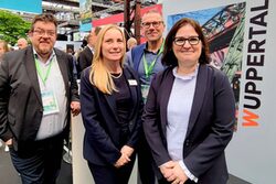 Gruppenfoto am Messestand: Verkehrsdezernent Frank Meyer, Wirtschaftsdezernentin Dr. Sandra Zeh, Oberbürgermeister Uwe Schneidewind und die künftige Vorständin der Wirtschaftsförderung Eva Platz.