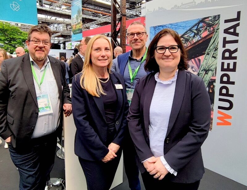 Gruppenfoto am Messestand: Verkehrsdezernent Frank Meyer, Wirtschaftsdezernentin Dr. Sandra Zeh, Oberbürgermeister Uwe Schneidewind und die künftige Vorständin der Wirtschaftsförderung Eva Platz.