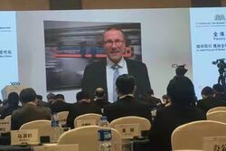 Die Rede von Wuppertals Oberbürgermeister wird auf einer großen Leinwand in China gestreamt.