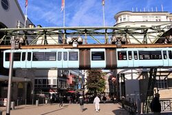 Die Schwebebahn fährt in den Bahnhof am Döppersberg ein.