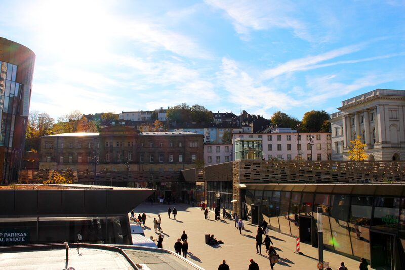 Blick über Fußgängerzone Richtung Hauptbahnhof