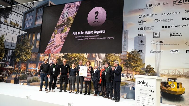 Das Team von scape Landschaftsarchitekten nimmt den polis Award entgegen.