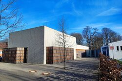 Würfelförmiger Bau des Johannes-Rau-Zentrums an der Bergischen Uni Wuppertal.