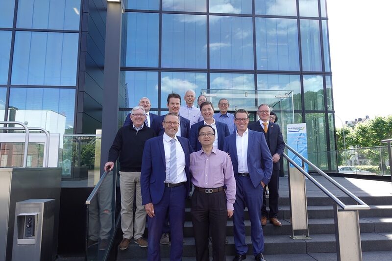 Gruppenfoto mit Oberbürgermeister Uwe Schneidewind und WuXi-CEO Chris Chen (vorne) mit Deutschland- Geschäftsführer Benjamin Minow und weiteren WuXi-Mitarbeitern und Vertretern der Wirtschaftsförderung.