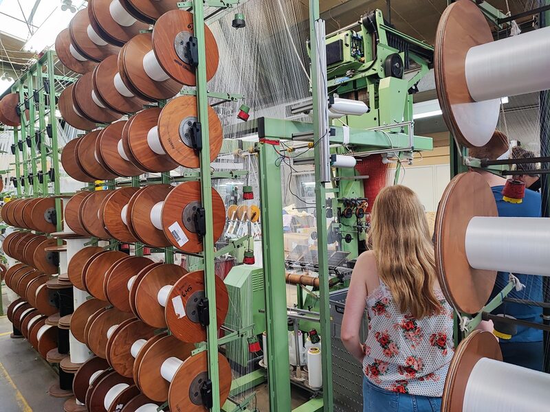 Die Schüler*innen besichtigten die Produktion.