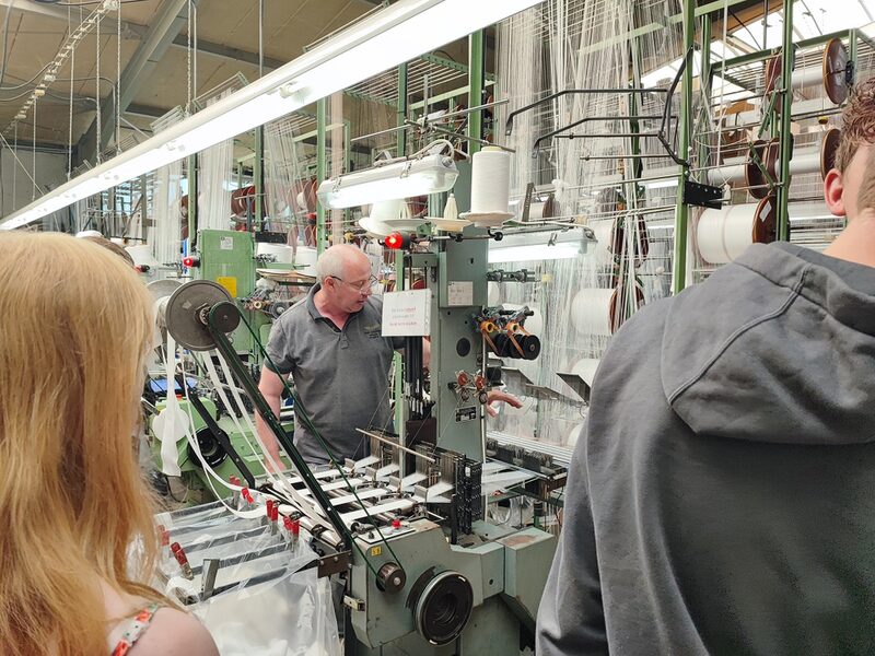 Die Schüler*innen besichtigten die Produktion.