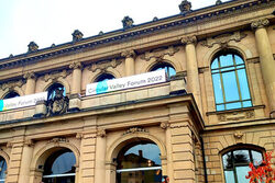 Banner kündigen das Circular Valley Forum vor der Historischen Stadthalle Wuppertal an.