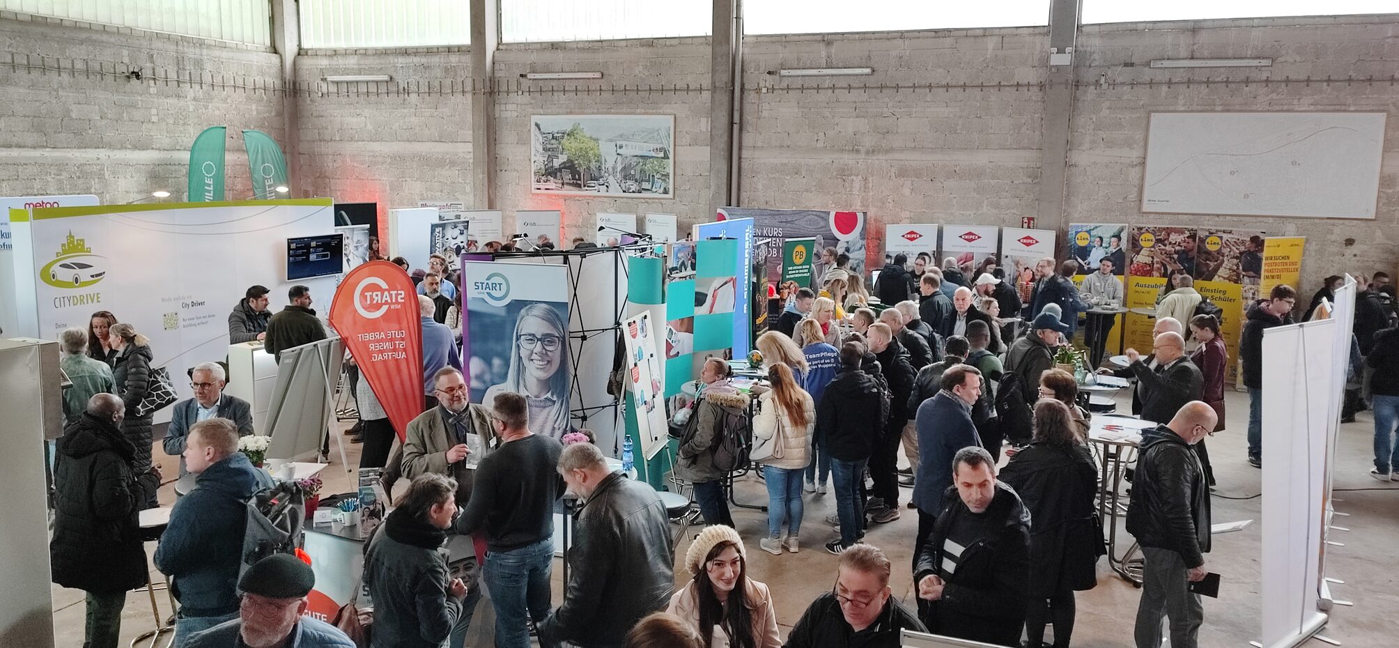 Besucher auf der Jobmesse in der Alten Glaserei