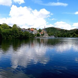 Blick auf den Beyenburger Stausee, Fachwerkhäuser und das Kloster.