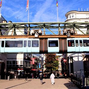 Die Schwebebahn fährt in die Station am Döppersberg ein.