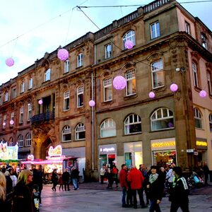 Die Kugelleuchten des Barmer Lichterzaubers leuchten lila vor dem Concordia-Gebäude.