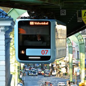 Die Schwebebahn fährt durch Vohwinkel.