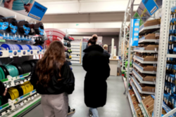 Schülerinnen bekommen die Produkte von Conmetall Meister erklärt