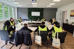Eine Gruppe Schüler im Konferenzraum bei Prysmian.